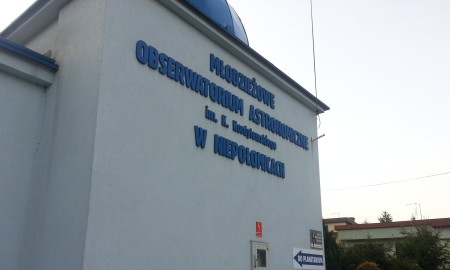 Młodzieżowe Obserwatorium Astronomiczne w Niepołomicach oferuje atrakcyjne zajęcia dla grup szkolnych w zakresie popularyzacji  astronomii i astronautyki oraz nauk fizycznych.