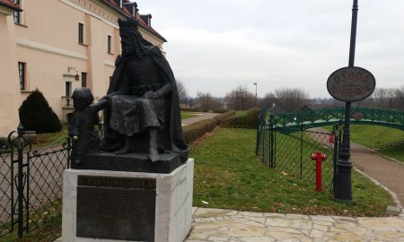 Niepołomicki pomnik Kazimierza Wielkiego, przedstawia króla rozmawiającego z chłopcem. To wyobrażenie wiąże się z piękną legendą pod tytułem Kazimierz – król chłopów.