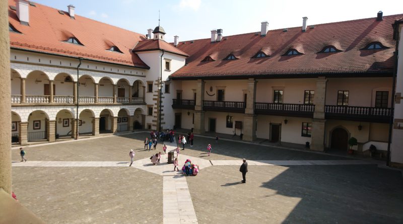 Zamek w Niepołomicach viacracovia.pl